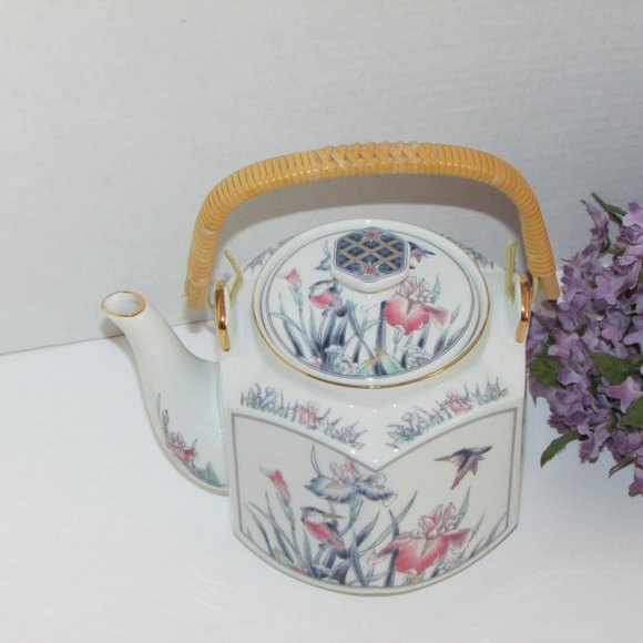 Vintage Tea Set Iris & Hummingbirds Teapot 4 Mugs Japan Cottagecore Cabincore - Picture 5 of 13